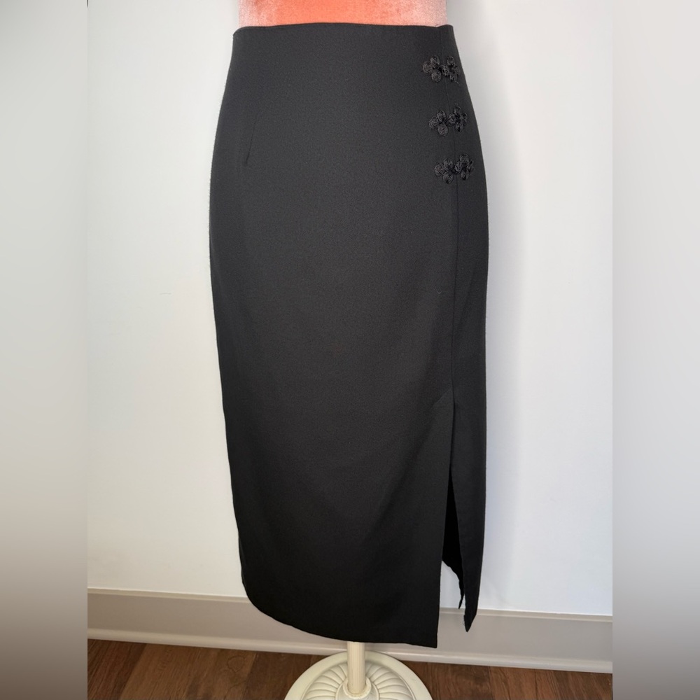 Ellen Ashley Vintage Black Pencil Skirt with Floral Accents
Size 12